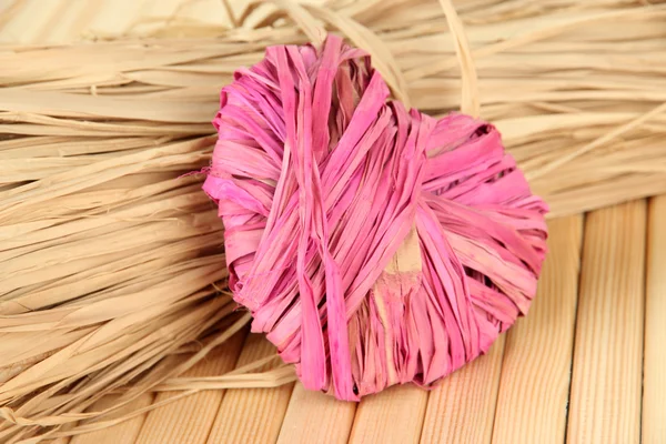 Paglia decorativa per fatto a mano e cuore di paglia, su sfondo di legno — Foto Stock