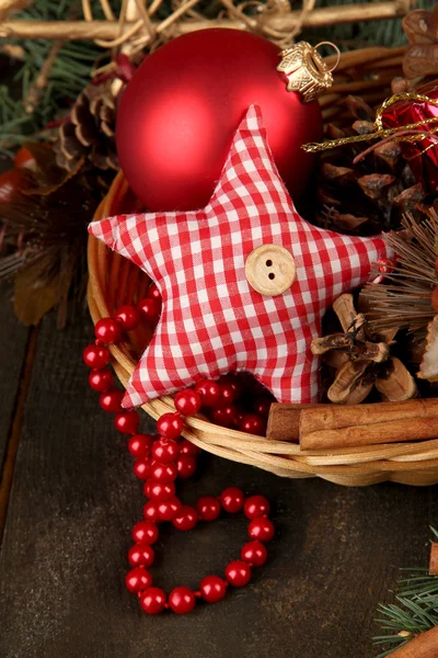 Decorações de Natal em cesta e ramos de abeto na mesa de perto — Fotografia de Stock