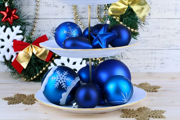 Decoraciones de Navidad en el soporte de postre, sobre fondo de madera de color — Foto de Stock