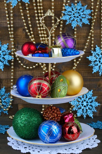 Decoraciones de Navidad en el soporte de postre, sobre fondo de madera de color — Foto de Stock