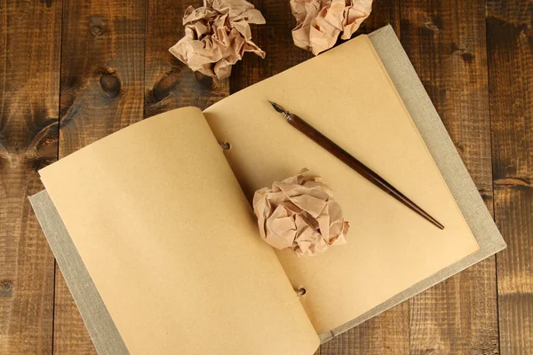 Pelotas de papel arrugadas con cuaderno y pluma de tinta —  Fotos de Stock