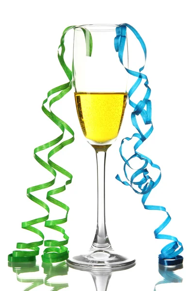 Copa de champán y serpentina después de la fiesta aislada en blanco —  Fotos de Stock