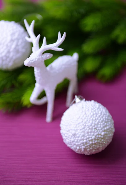 Vánoční koule na stromeček jedle, na barvu pozadí Royalty Free Stock Obrázky