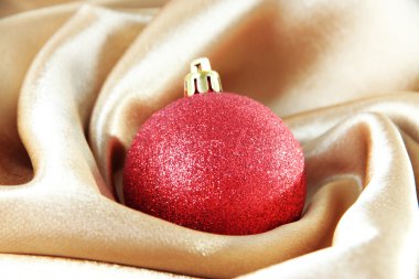 Altın saten kumaş üzerinde güzel bir Noel top