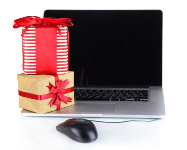 dizüstü bilgisayar, hediyeler ve bilgisayar fare üzerinde beyaz izole