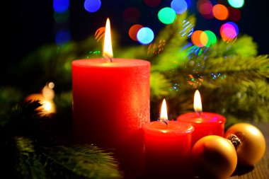 kompozisyon yazma ile mum, çam ağacı ve Noel süslemeleri çok renkli ışık arka plan üzerinde