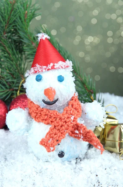 Mooie sneeuwpop en christmas decor, op lichte achtergrond — Stockfoto