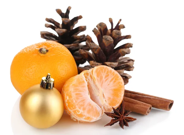 Weihnachtskomposition mit Mandarinen isoliert weiß — Stockfoto