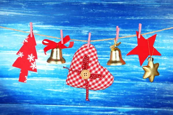 Рождественские украшения на деревянном фоне — стоковое фото