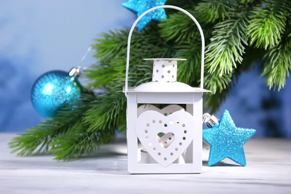 クリスマスのランタン、モミの木、明るい背景上の装飾 — ストック写真