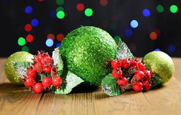 Zusammensetzung der Weihnachtsdekoration auf dem Tisch auf hellem Hintergrund — Stockfoto