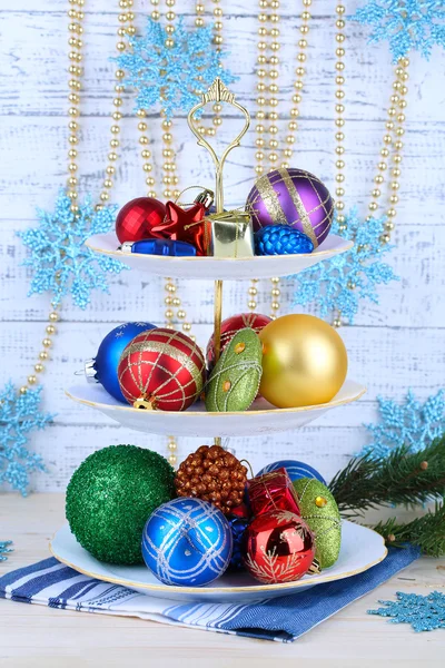 Kerstversiering op dessert staan, op een houten achtergrond kleur — Stockfoto