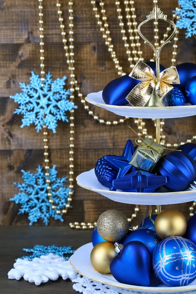 Vánoční ozdoby na dezert stojí na barevné dřevěné pozadí — Stock fotografie