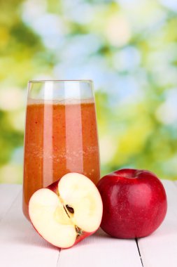 taze elma suyu yeşil zemin üzerine ahşap tablo