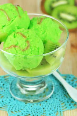 lezzetli dondurma cam vazo üzerindeki ahşap masa yakın çekim