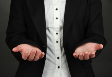 bir şey gri arka plan üzerinde gösterilen eller