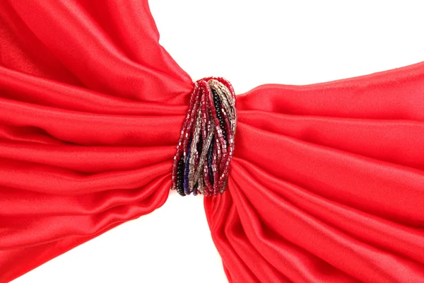 Красная ткань, завязанная четками, изолированными на белом — стоковое фото