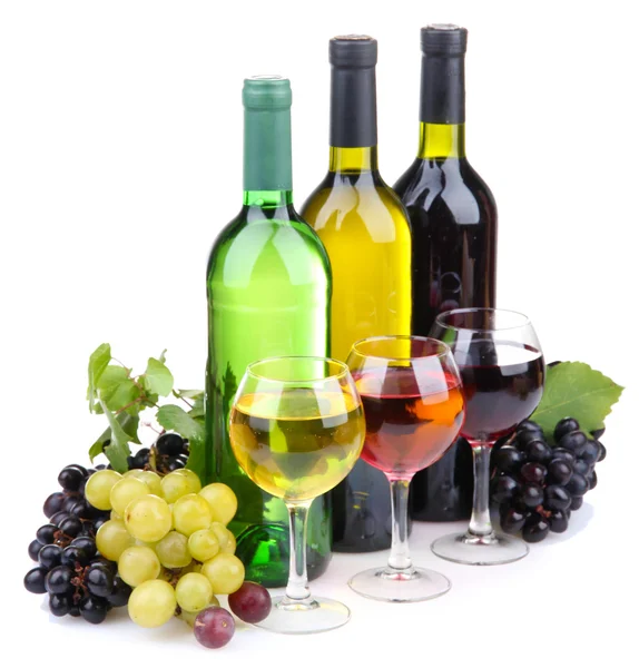 Botellas y copas de vino y surtido de uvas, aisladas sobre blanco — Foto de Stock