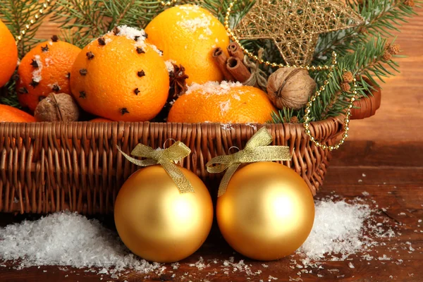Рождественская композиция в корзине с апельсинами и елкой — стоковое фото