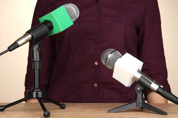Mikrofon stoi na sali konferencyjnej tabela i głośnik — Zdjęcie stockowe