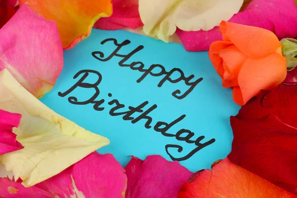 Карточка "С днем рождения" в окружении лепестков роз — стоковое фото