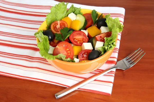 Leckerer griechischer Salat auf hölzernem Hintergrund — Stockfoto