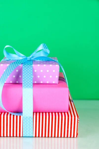 Caja de regalo atada con una cinta sobre un fondo de color —  Fotos de Stock