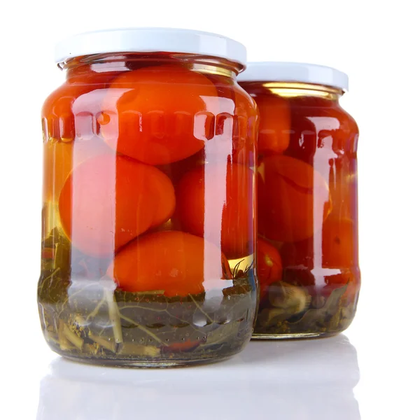 Cam kavanozlara üzerinde beyaz izole lezzetli konserve domates — Stok fotoğraf