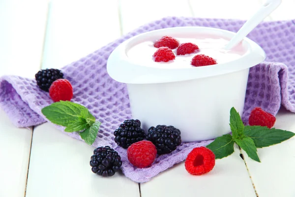테이블 클로즈업에 딸기와 맛 있는 요구르트 — 스톡 사진