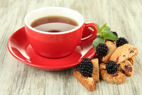 Filiżanka herbaty z plików cookie a blackberry na stół szczegół — Zdjęcie stockowe