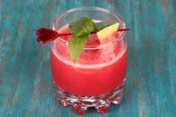 Glas frischer Wassermelonensaft, auf Holztisch, auf Holzgrund — Stockfoto