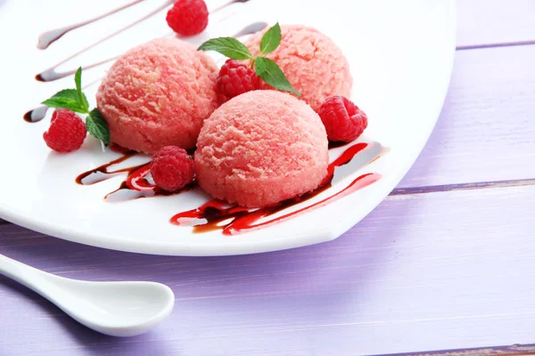테이블 클로즈업에 접시에 맛 있는 아이스크림 — 스톡 사진