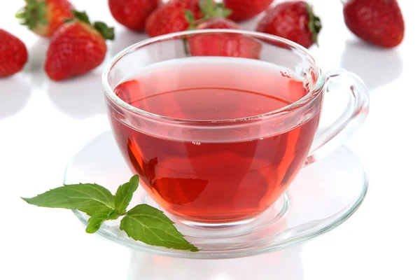Delicioso té de fresa aislado en blanco —  Fotos de Stock