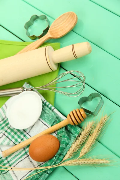 Vaření koncepce. základní pečící ingredience a kuchyňské nástroje na dřevěný stůl — Stock fotografie