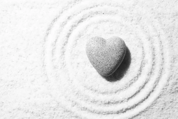 Pietra zen grigia a forma di cuore, su sfondo di sabbia — Foto Stock