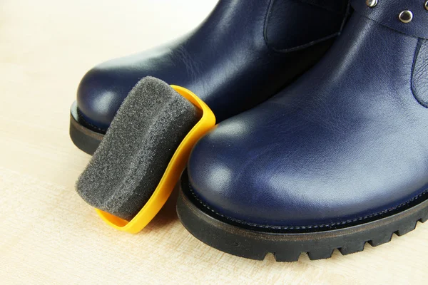 Leštění obuvi zblízka — Stock fotografie