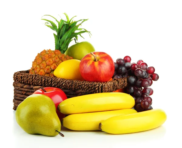 Frutos maduros en cesta aislados en blanco —  Fotos de Stock