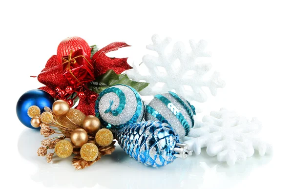 Composição de bolas de Natal isoladas em branco — Fotografia de Stock