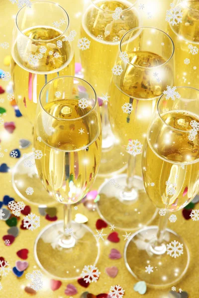 Bicchieri con champagne su sfondo lucido — Foto Stock