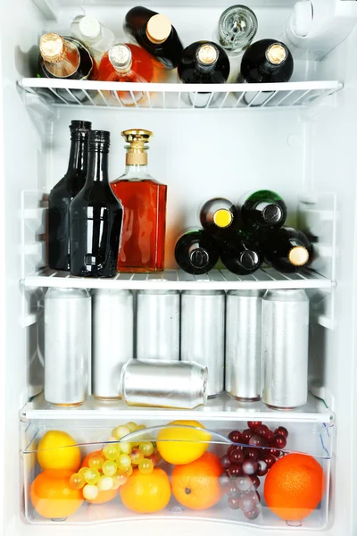 Refrigerador lleno de botellas con bebidas alcohólicas —  Fotos de Stock