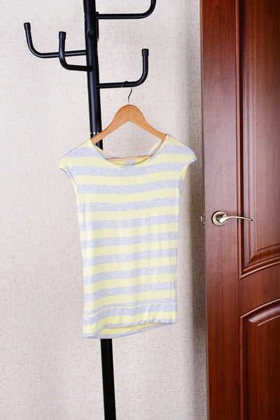 T-shirt hangen hanger in de buurt van de deur — Stockfoto