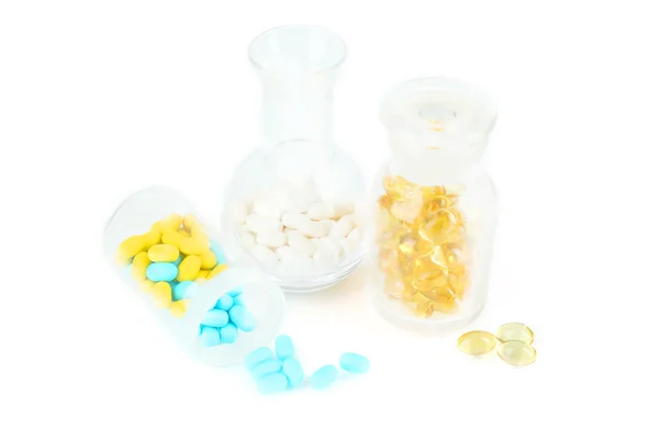 Lékařskou lahví a prášky izolovaných na bílém — Stock fotografie