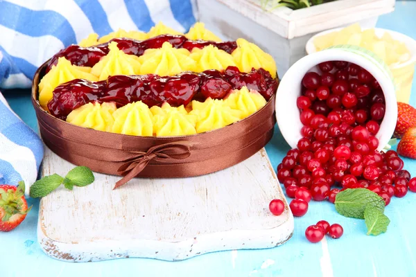 Torta caseira frutada saborosa com bagas, na mesa — Fotografia de Stock