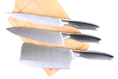 beyaz izole kesme tahtası üzerinde bıçak seti