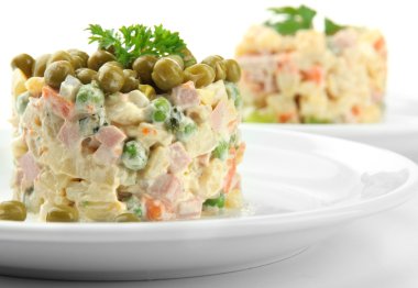 Geleneksel Rus salatası Olivier, beyaz üzerine izole edilmiş.