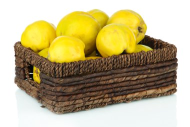 tatlı ayvaları üzerinde beyaz izole hasır sepet