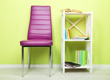 modern renkli sandalye, ahşap stand, duvar fon üzerine kitap ile güzel iç