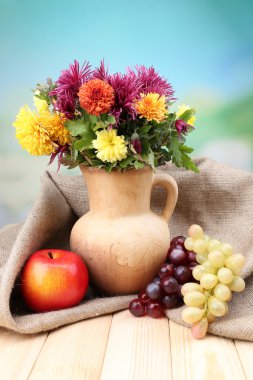 sürahi ve meyve parlak zemin üzerine güzel çiçekler ile kompozisyon