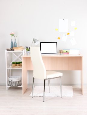 Ev İşyeri dizüstü ile yakın çekim