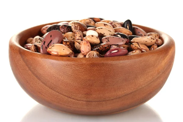 Dřevěná miska s fazolemi, izolované na bílém — Stock fotografie